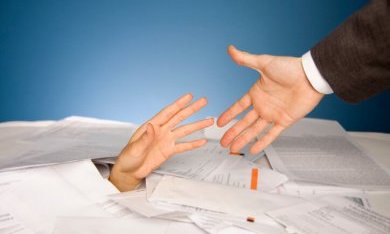 helpende hand bij armoede